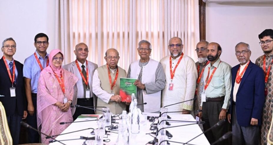 প্রধান উপদেষ্টার কাছে স্বাস্থ্য সংস্কার কমিশনের প্রতিবেদন হস্তান্তর