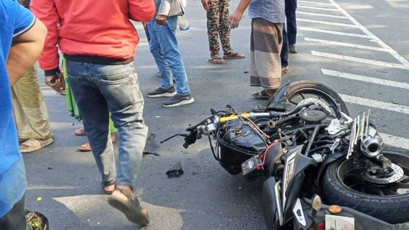 পরীক্ষা কেন্দ্রে যাওয়ার পথে বাসচাপায় একই পরিবারের ৩ জন নিহত