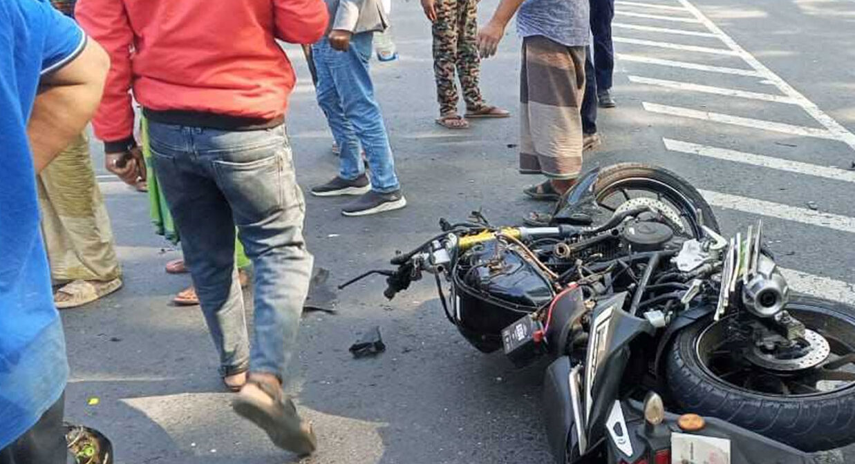 পরীক্ষা কেন্দ্রে যাওয়ার পথে বাসচাপায় একই পরিবারের ৩ জন নিহত