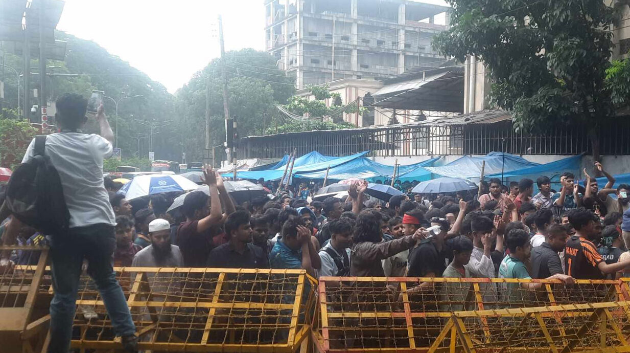 উপদেষ্টার আশ্বাসের পরও আন্দোলন চালিয়ে যাওয়ার ঘোষণা শিক্ষার্থীদের