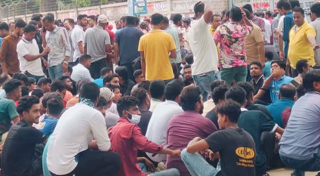 আজও বিক্ষোভ ছাত্রদলের, বহিরাগতদের নিয়ে ক্ষোভ শিক্ষার্থীদের