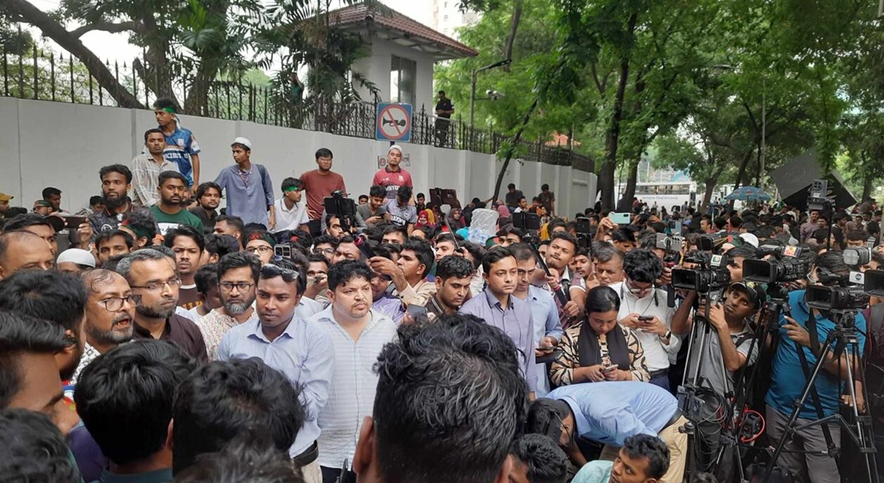 জবি ‘শাটডাউন’ ঘোষণা, দাবি মেনে নিলে ২ মিনিটে ক্যাম্পাসে ফিরব