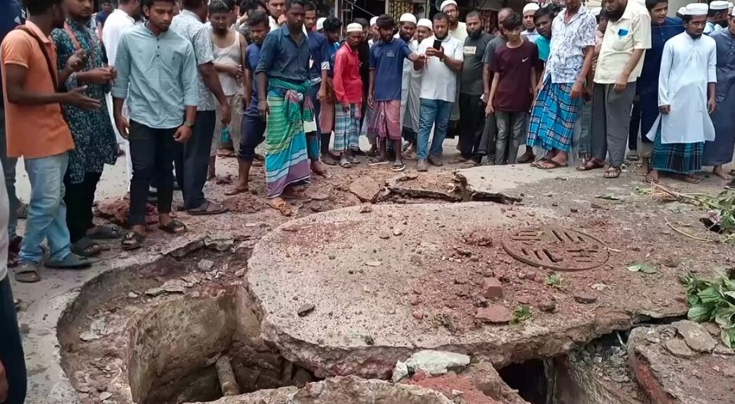 চাঁদপুরে ড্রেনের গ্যাস বিস্ফোরণ মা ছেলেসহ আহত ৩
