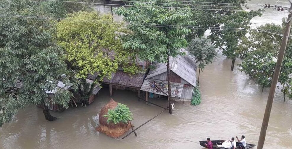 ধেয়ে আসছে বন্যা, তলিয়ে যেতে পারে ৪ জেলা