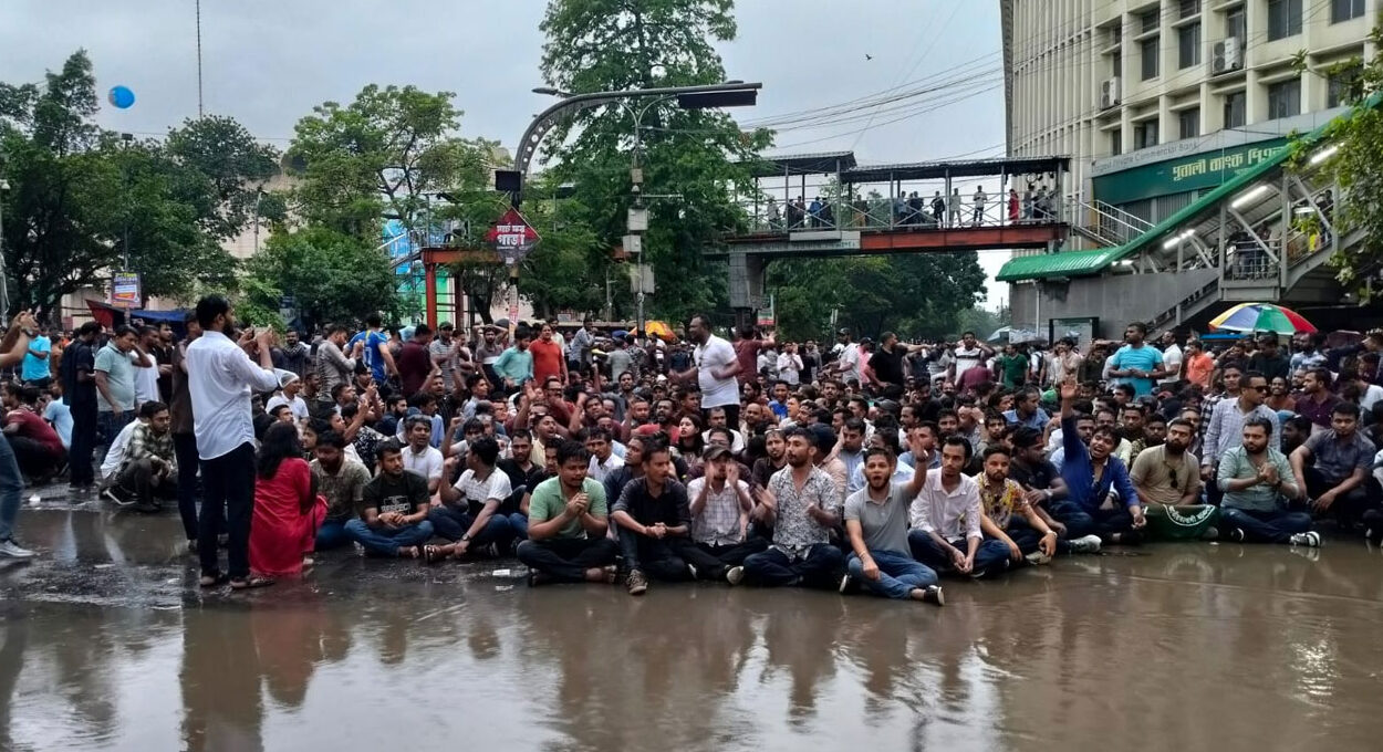 ক্ষমতার মসনদ থেকে কীভাবে টেনে নামাতে হয় ছাত্রদল জানে