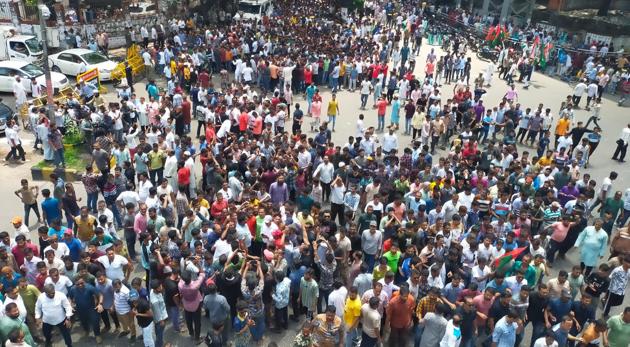 ইশরাকের হাজারো অনুসারীর দখলে মৎস্য ভবন মোড়, যান চলাচল বন্ধ