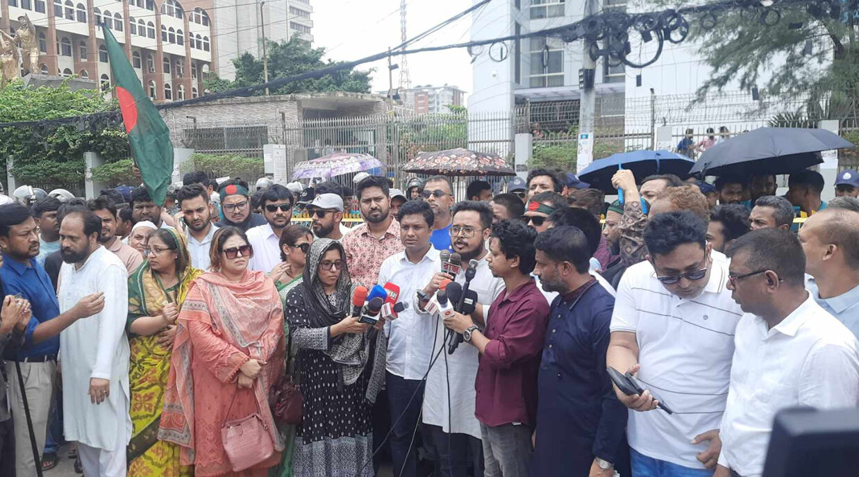 নির্বাচন কমিশনের সামনে বিক্ষোভ সমাবেশ করছে এনসিপি