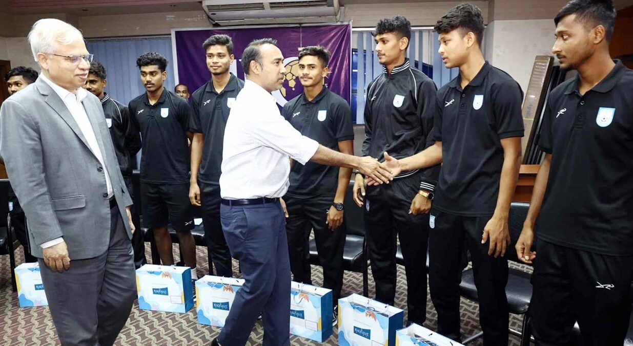 পুরস্কার পেলেন ফয়সালরা, খোঁজ নেই সাবিনাদের দেড় কোটির