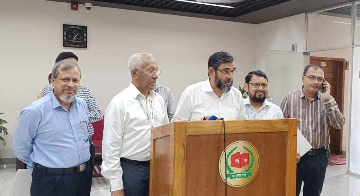 ভোটকেন্দ্র স্থাপনে ডিসি-এসপির কমিটি বাদ: ইসি
