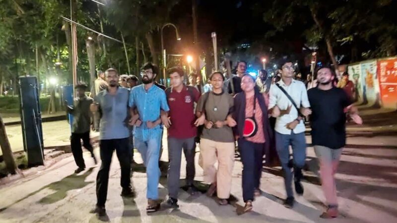এবার ঢাবিতে মশাল মিছিলে উত্তেজনা, শিক্ষার্থীদের ‘ভুয়া ভুয়া’ দুয়োধ্বনি