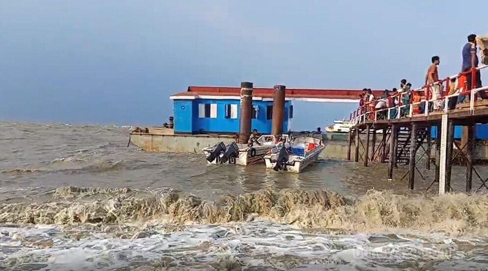 হাতিয়ার সঙ্গে সারা দেশের যোগাযোগ বিচ্ছিন্ন, প্লাবিত নিঝুমদ্বীপ