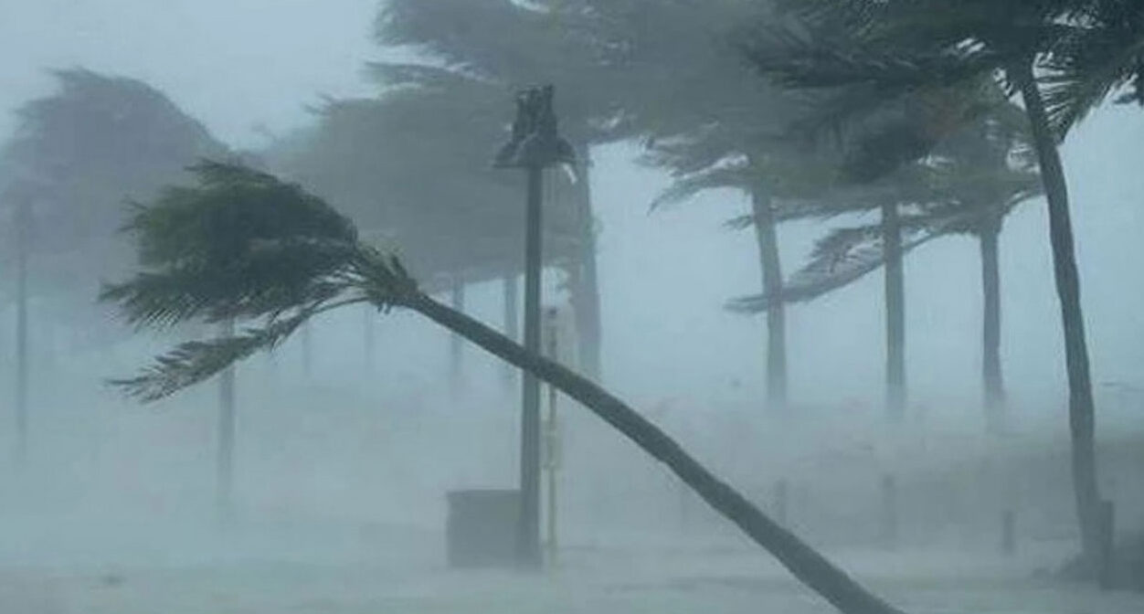 বাংলাদেশ উপকূল অতিক্রম করছে গভীর নিম্নচাপ