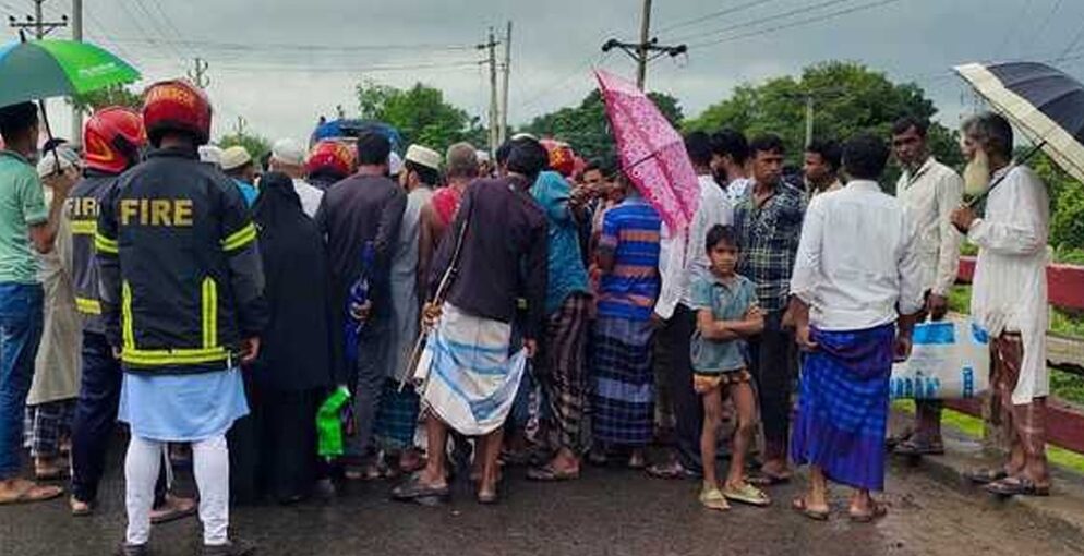 ব্রিজের ওপরে মোটরসাইকেল আরোহীকে চাপা দিয়ে চলে গেল ট্রাক