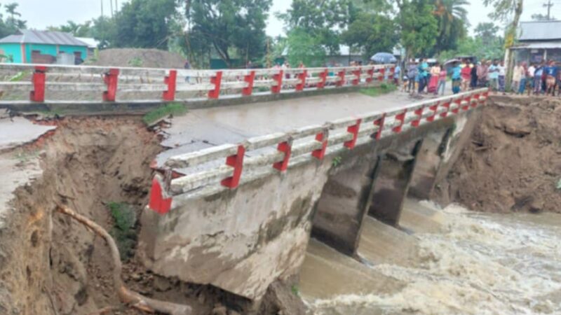 পানির চাপে আয়মন নদীর ব্রিজ ধস, যোগাযোগ বন্ধ