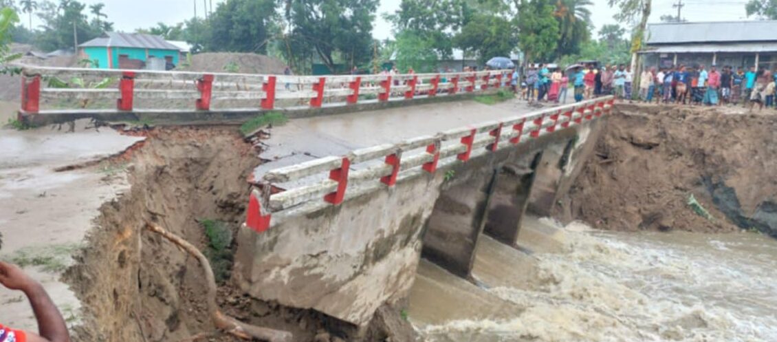 পানির চাপে আয়মন নদীর ব্রিজ ধস, যোগাযোগ বন্ধ