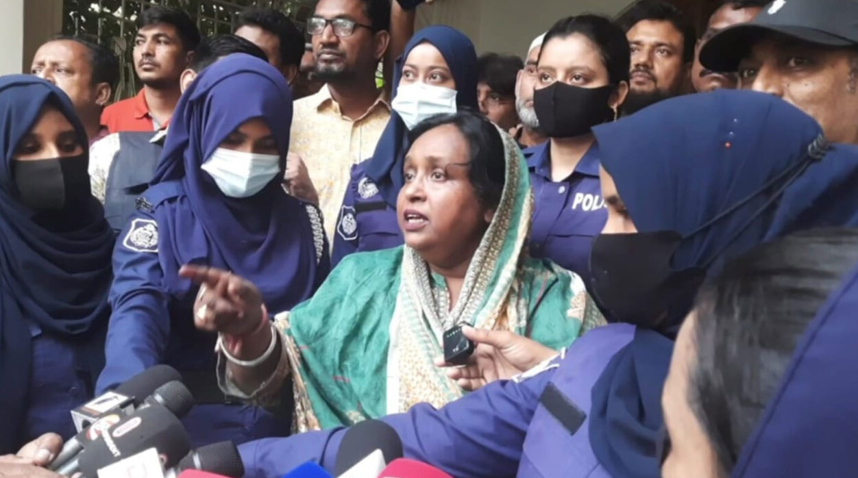 রাতভর নাটকীয়তার পর অবশেষে গ্রেপ্তার আইভী