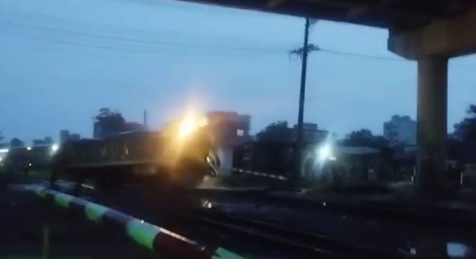 গাজীপুরে রেলক্রসিংয়ে আটকে যাওয়া ট্রাকে ট্রেনের ধাক্কা