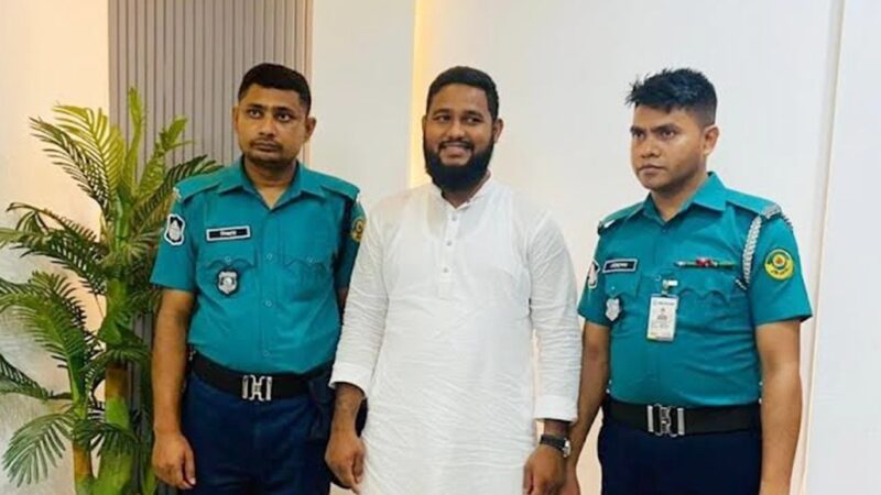 ওসি বললেন গ্রেপ্তার, ৭৫ মিনিট পর নারীকে লাথি মারা সেই আকাশের স্ট্যাটাস