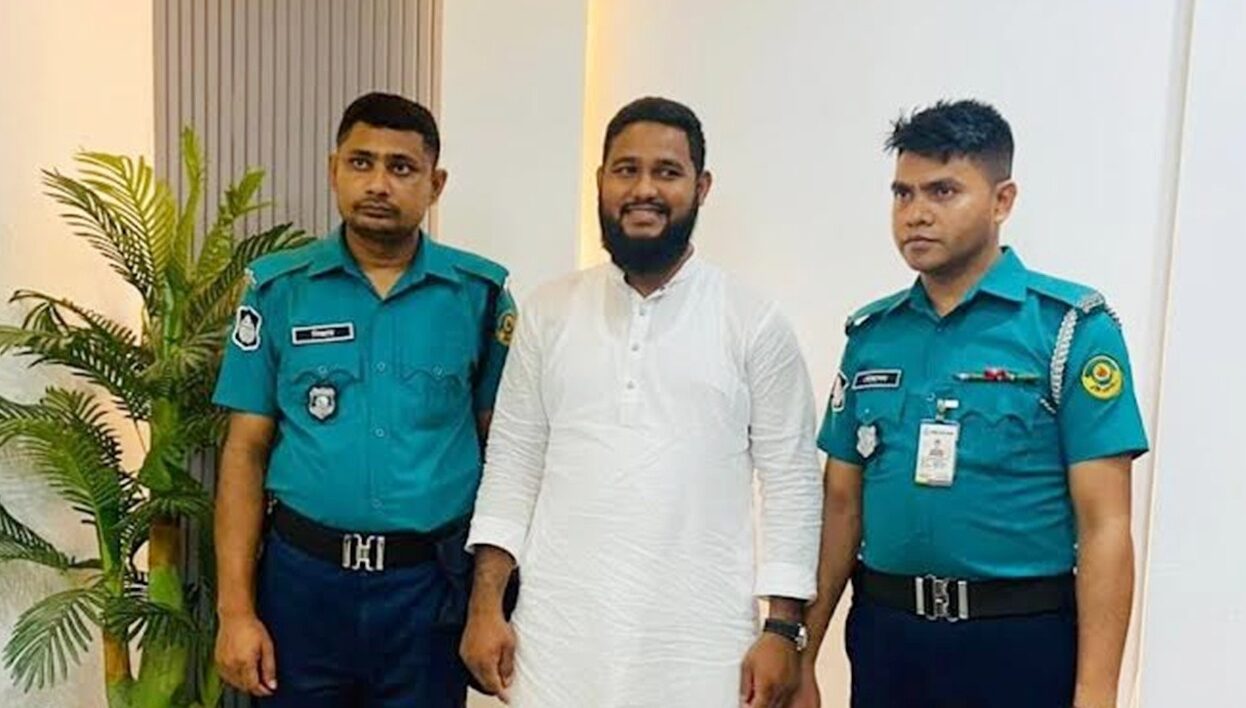 ওসি বললেন গ্রেপ্তার, ৭৫ মিনিট পর নারীকে লাথি মারা সেই আকাশের স্ট্যাটাস