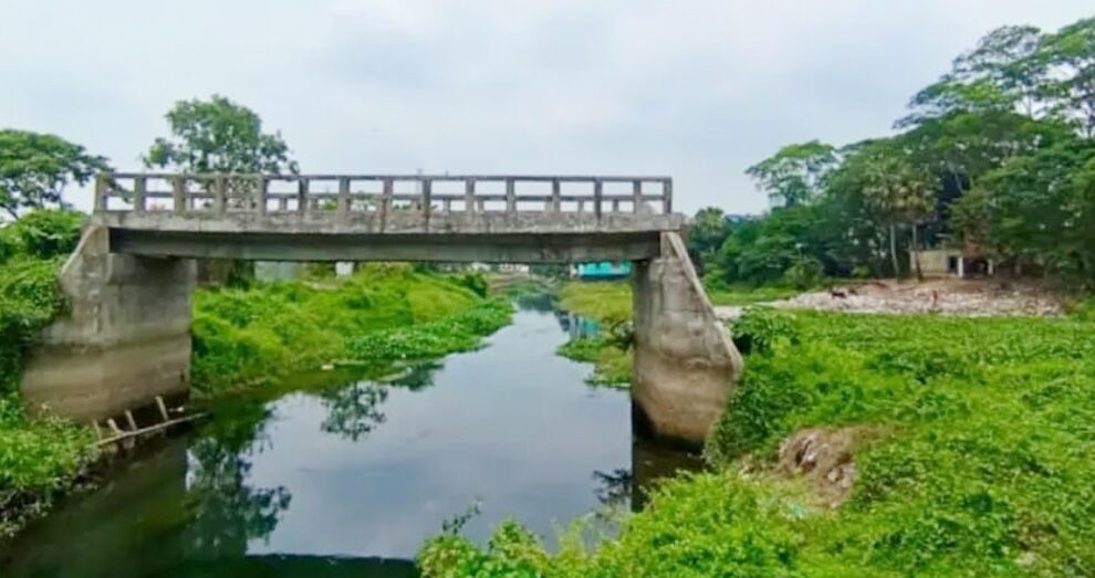 খালের ওপরে এতিম সেতু, কেউ জানে না কেন  