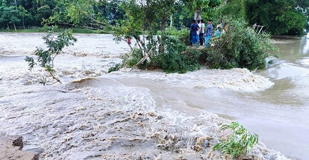 বন্যা প্রতিরক্ষা বাঁধে ভাঙন, তলিয়ে গেছে জকিগঞ্জ