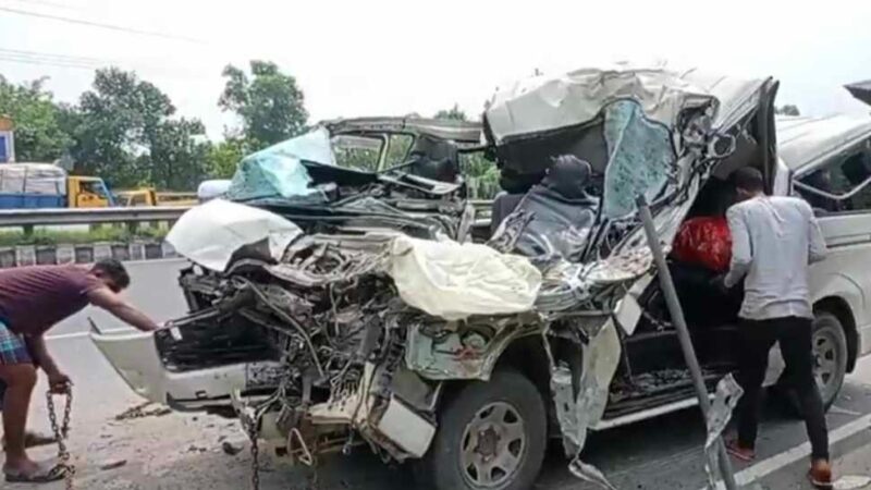 দাঁড়িয়ে থাকা ট্রাকে মাইক্রোবাসের ধাক্কা, একই পরিবারের ৩ জনের মৃত্যু