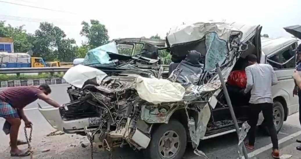 দাঁড়িয়ে থাকা ট্রাকে মাইক্রোবাসের ধাক্কা, একই পরিবারের ৩ জনের মৃত্যু