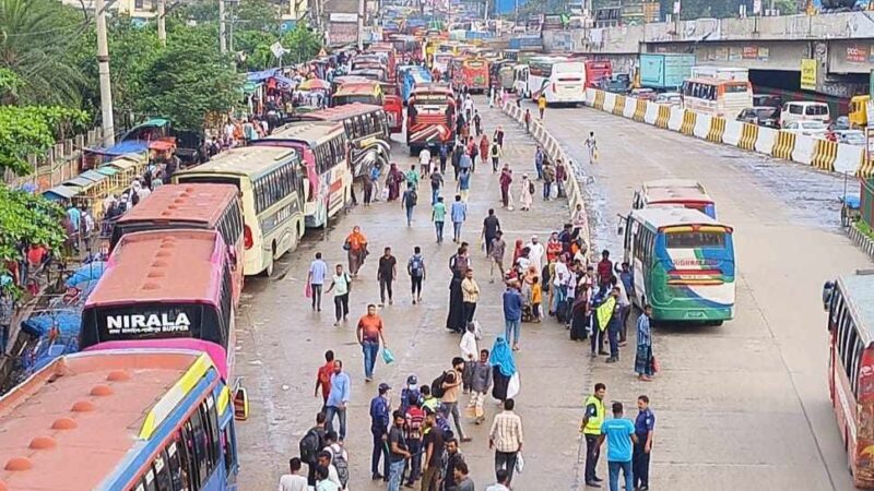 শিল্প কারখানা ছুটি ঘোষণা, মহাসড়কে যাত্রীর চাপ বেড়েছে