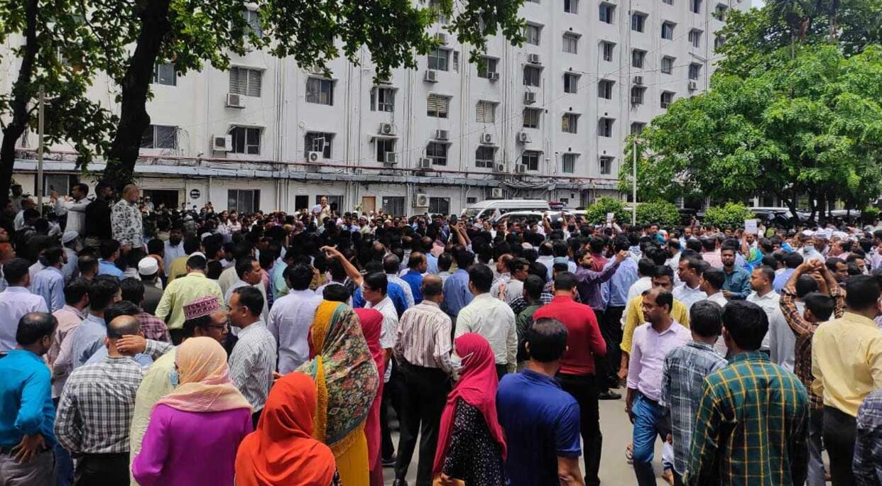 দাবি না মানলে ছুটি শেষে দীর্ঘ কর্মবিরতি