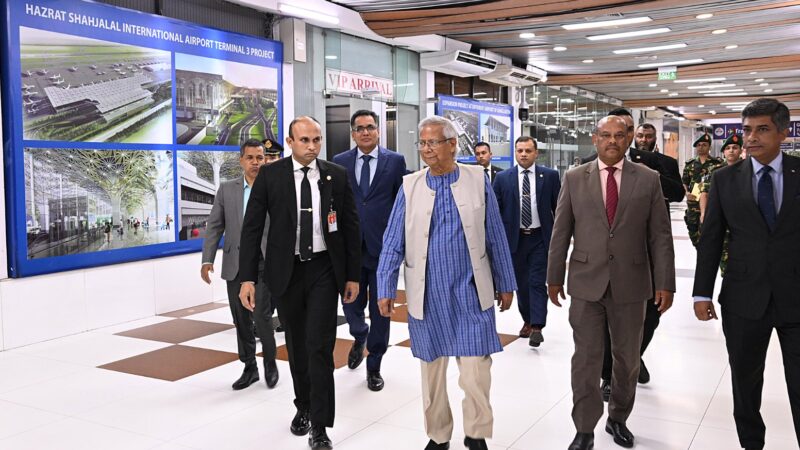 যুক্তরাজ্যের উদ্দেশে দেশ ছাড়লেন প্রধান উপদেষ্টা
