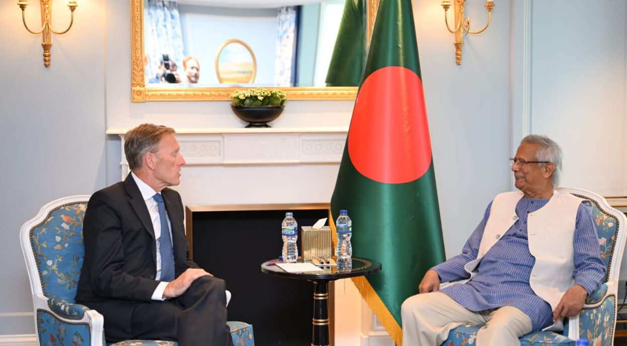 প্রধান উপদেষ্টার সঙ্গে এয়ারবাসের এক্সিকিউটিভ ভাইস প্রেসিডেন্টের সাক্ষাৎ
