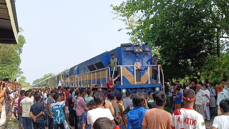 আড়াই ঘণ্টা পর রাজশাহীর সঙ্গে সারা দেশের ট্রেন চলাচল শুরু