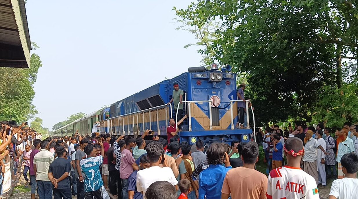 আড়াই ঘণ্টা পর রাজশাহীর সঙ্গে সারা দেশের ট্রেন চলাচল শুরু