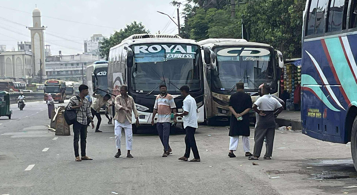 রাজধানীতে ফিরতি স্রোত, বাড়ছে মানুষ বাড়ছে কর্মব্যস্ততা