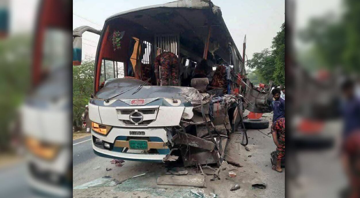 দিনাজপুরে দাঁড়িয়ে থাকা ট্রাকে বাসের ধাক্কা, নিহত ৫