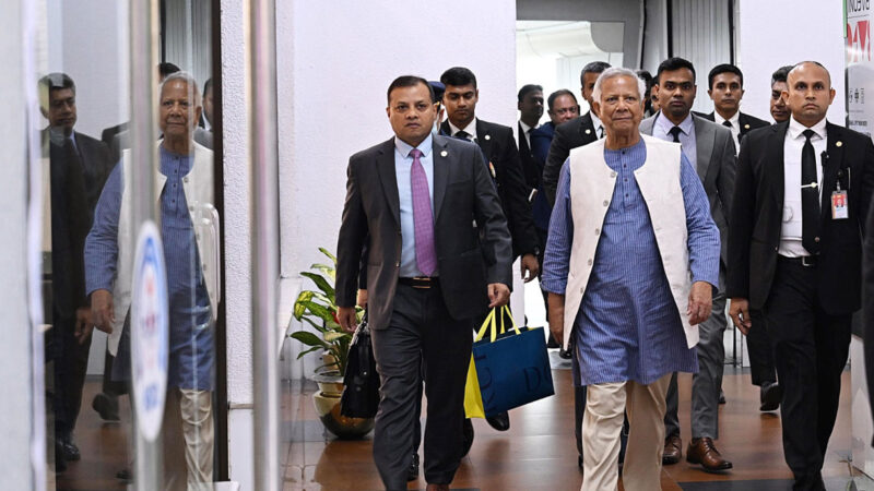 যুক্তরাজ্য সফর শেষে দেশে ফিরলেন প্রধান উপদেষ্টা