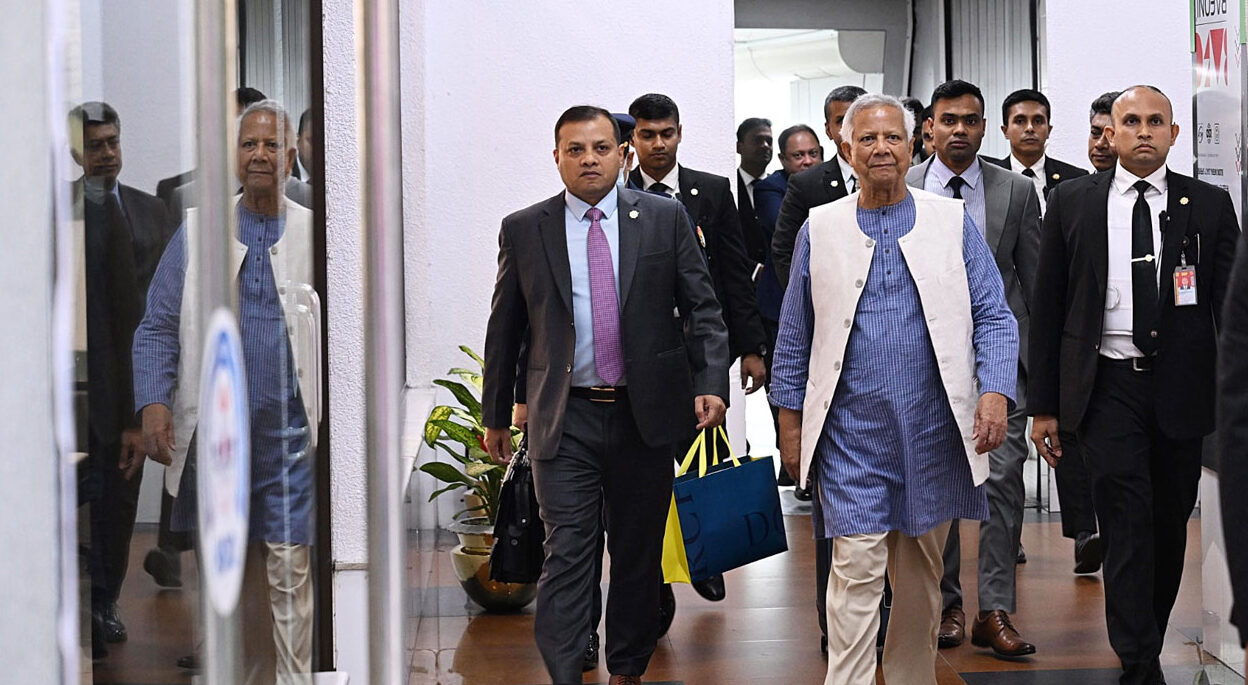 যুক্তরাজ্য সফর শেষে দেশে ফিরলেন প্রধান উপদেষ্টা