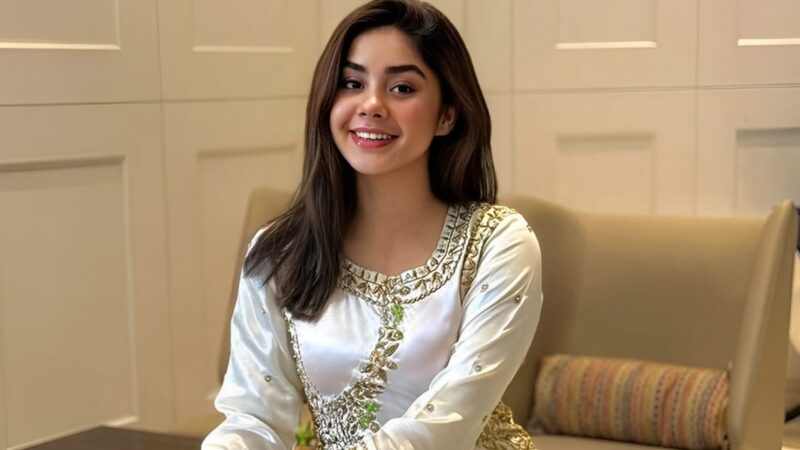 মিষ্টি হাসিতে ধরা দিলেন রোজা