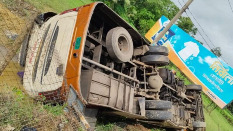বাস-কাভার্ডভ্যানের সংঘর্ষে বাবা-ছেলেসহ নিহত ৩, আহত ১০