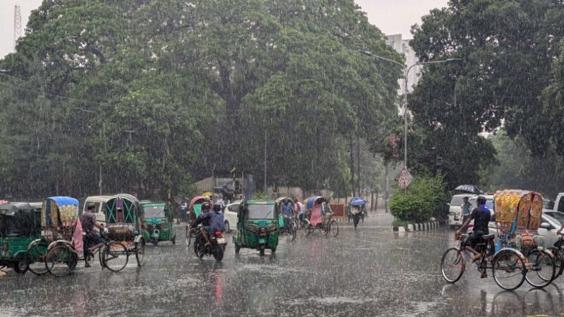 ৮ বিভাগে ভারী বৃষ্টিপাতের আভাস, ভূমিধসের শঙ্কা