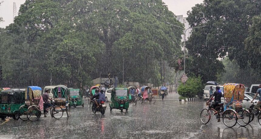 ৮ বিভাগে ভারী বৃষ্টিপাতের আভাস, ভূমিধসের শঙ্কা