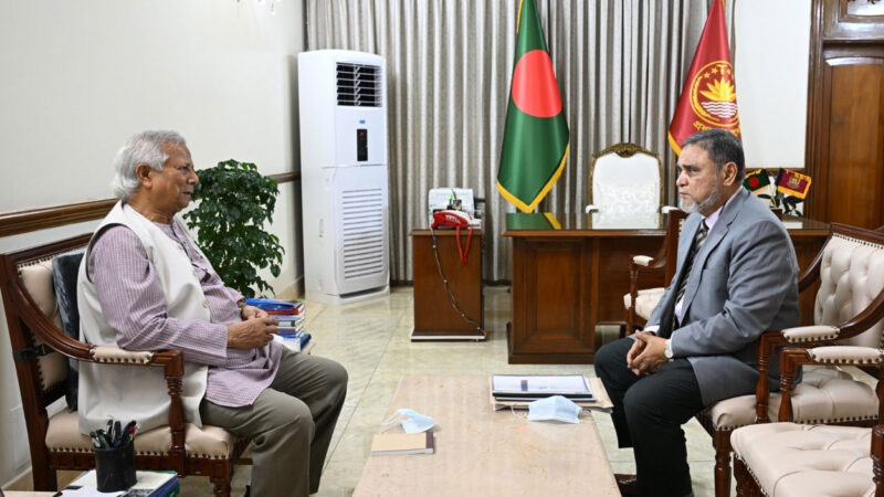প্রধান উপদেষ্টার সঙ্গে সাক্ষাৎ করেছেন সিইসি