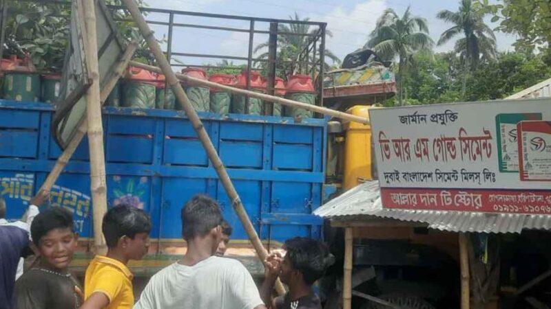 ইজিবাইককে ধাক্কা দিয়ে দোকানে ঢুকে গেল ট্রাক, নিহত ২