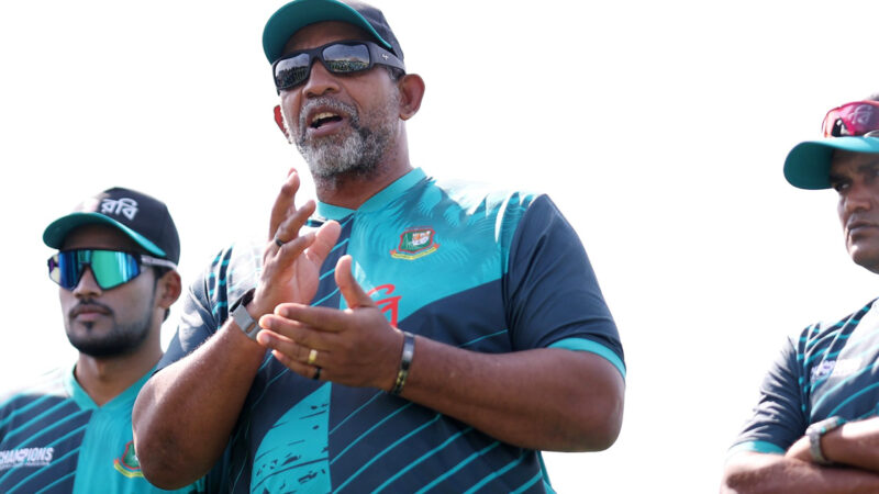 সিরিজের মাঝেই শ্রীলঙ্কা থেকে লন্ডন যাচ্ছেন বাংলাদেশ কোচ