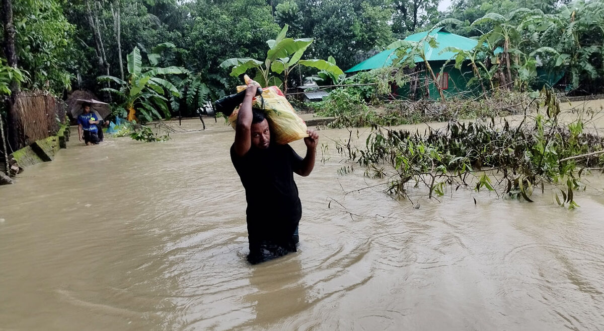 ফেনীতে দুর্গত এলাকায় শুকনো খাবার ও সুপেয় পানির সংকট