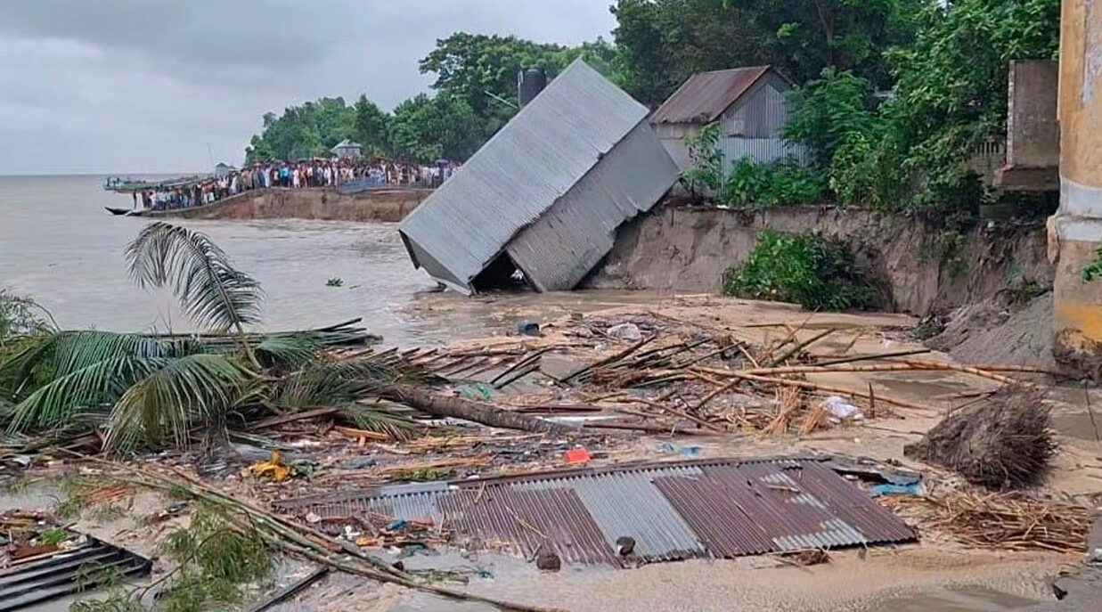 পদ্মা সেতু প্রকল্প রক্ষা বাঁধে ভয়াবহ ভাঙন, আতঙ্কে ৬০০ পরিবার
