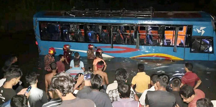 নিয়ন্ত্রণ হারিয়ে যাত্রীবাহী বাস পুকুরে, নিহত ৩