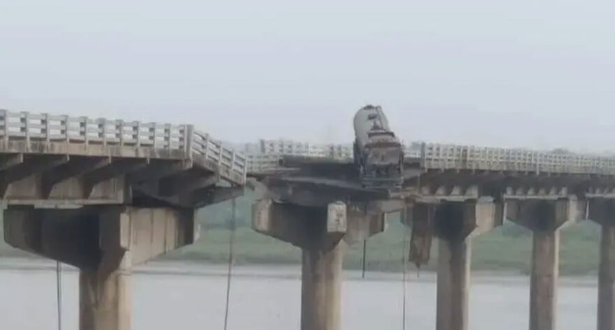 সেতু ভেঙে নদীতে পড়ল যানবাহন, ১০ জন নিহত