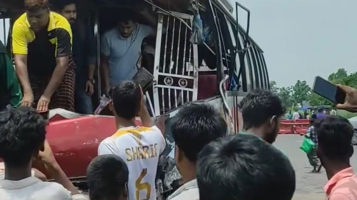 পদ্মা সেতুর মাওয়া প্রান্তে একসঙ্গে তিন বাস, জিপ, কার ও অটোরিকশার সংঘর্ষ