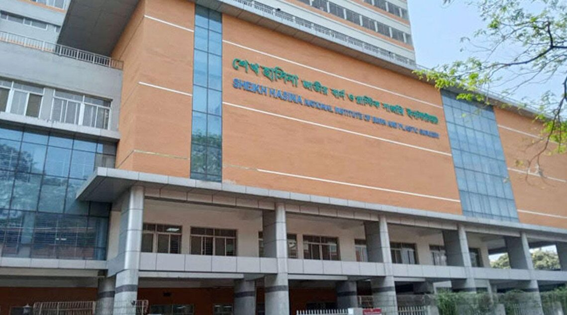 সূত্রাপুরে গ্যাস লিকেজ থেকে বিস্ফোরণ, স্বামী-স্ত্রী ও তিন সন্তান দগ্ধ